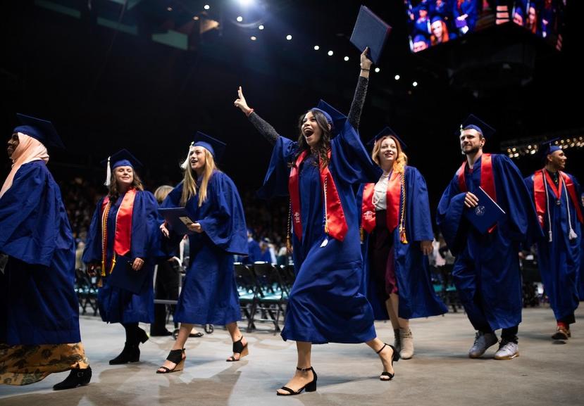 密歇根州立大学丹佛分校毕业学生的集合，中间的女学生在庆祝