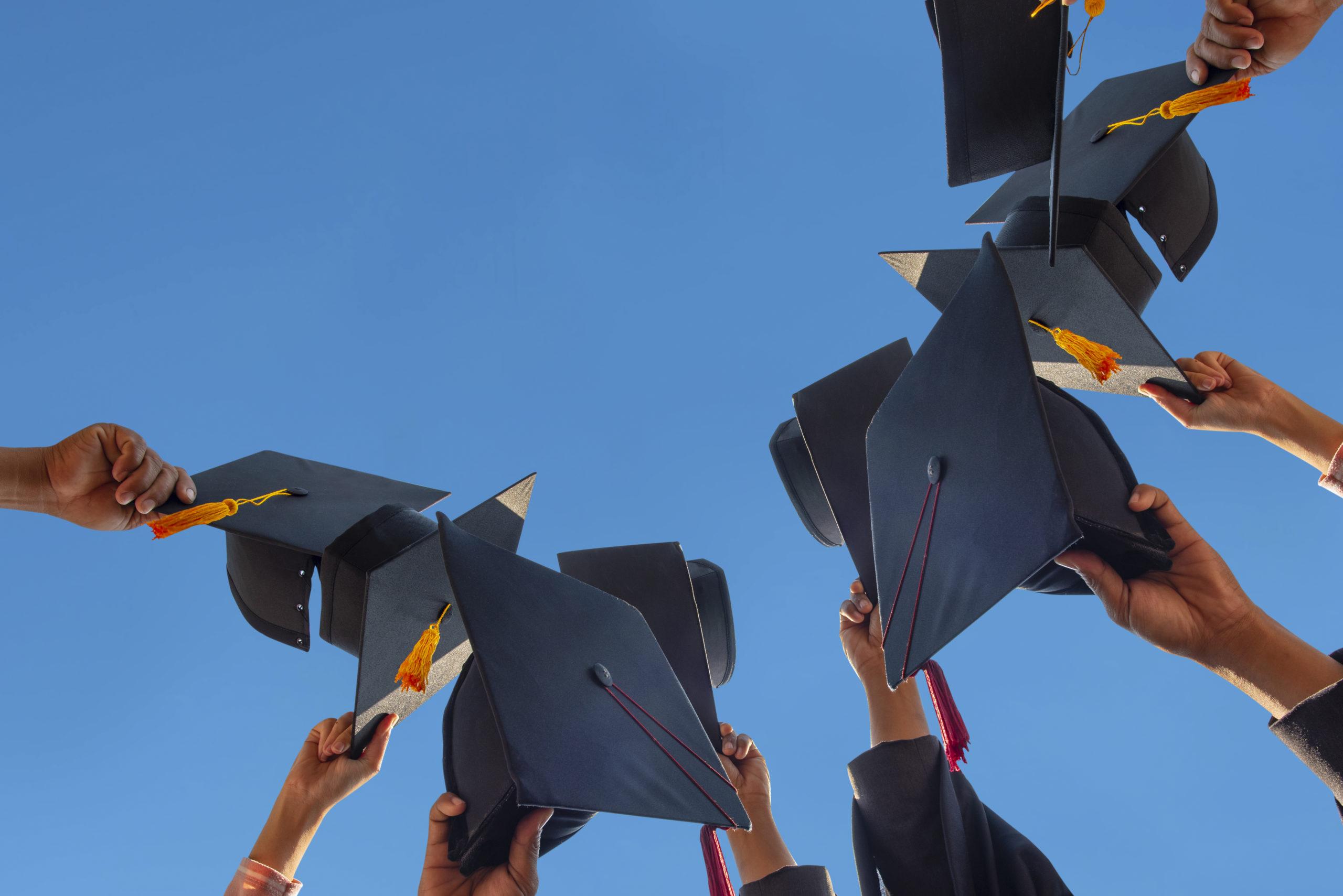 在明亮的天空中，学生们手握毕业帽，顺利毕业, 高中成功教育的概念,Congratulated Degree